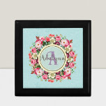 Vintager floraler Ring für Monogramm Erinnerungskiste<br><div class="desc">Erhöhen Sie Ihren Stil mit unserem Vintagen floralen Monogram Design. Der wunderschöne blumengeschmückte Hintergrund und die aufwändige Rose machen dieses Design zu einem besonderen Erlebnis. Passen Sie Ihre Initialen oder jeden gewollt Text an, um ein einzigartiges und persönliches Monogramm zu erstellen, das Sie wirklich repräsentiert. Ideal, um Ihrer Wohngestaltung eine...</div>