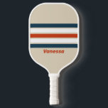 Vintager Flug Deck durch Streifen mit Namen Pickleball Schläger<br><div class="desc">Vintager Flug Deck Across Striping mit Name Pickleball Paddle ruft klassische, abenteuerliche Energie hervor, die fett inspirierte Töne mit fließenden Mustern verbindet, die Bewegung und Rhythmus auf dem Hof nahe legen. Sein auffallendes Design bringt Persönlichkeit und Flair in jede Kundgebung und verwandelt jedes Spiel in einen spirituellen Ausdruck der Individualität....</div>