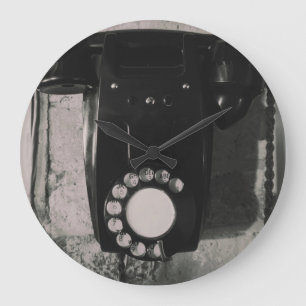 Vintager Fotodruck für das Rotary-Telefon. Große Wanduhr