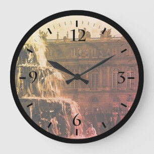 Vintager französischer Palast Versailles Pyramiden Große Wanduhr