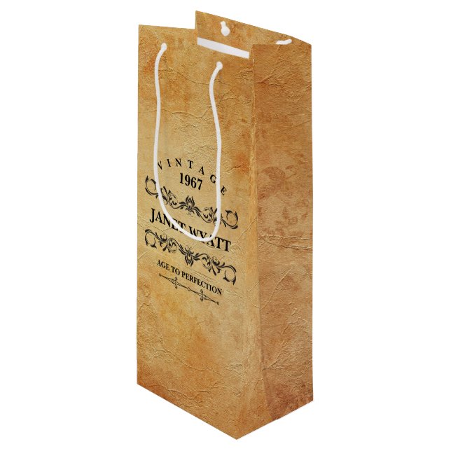 Vintager Geburtstag Geschenktüte Für Weinflaschen (Vorderseite Schrägansicht)