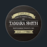 Vintager Geburtstag im Alter bis zur Perfektion Button<br><div class="desc">Auf dem Hügel Vintages Geburtstagsbanner. Personalisiert mit Namen,  Geburtsdatum und mehr. Eine niedliche und trendige Art,  Ihre Geburtstagsfeier für Erwachsene zu vergnügen.</div>