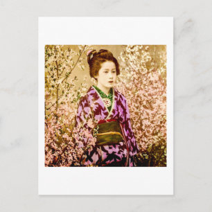 Vintager Geisha Posing in Kirschblüten Postkarte