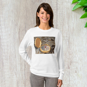 Vintager Goldkompass auf antiker Piratenkarte T-Shirt