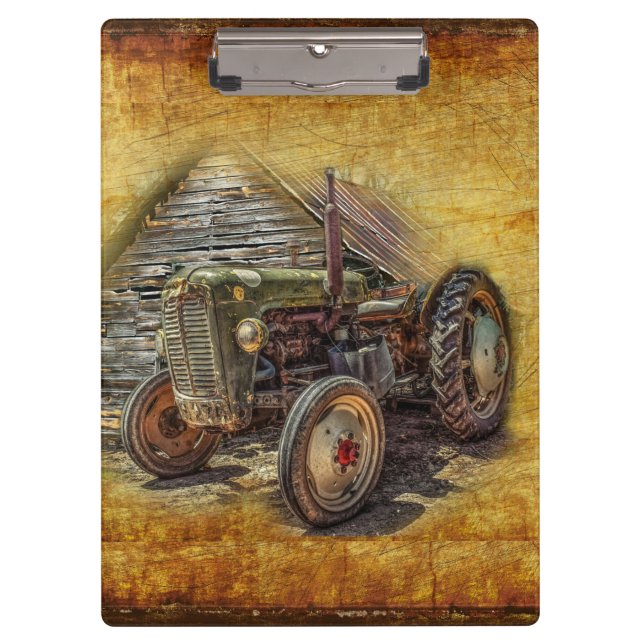 Vintager grüner Traktor Rustikaler alter Stall Klemmbrett (Vorderseite)