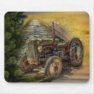 Vintager grüner Traktor Rustikaler alter Stall Mousepad