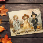 Vintager Halloween Trick oder Treat Postkarte<br><div class="desc">Dieses Design kann durch Auswahl der Option Design bearbeiten personalisiert werden. Sie können auch auf andere Gegenstände übertragen. Kontaktieren Sie mich unter colorflowcreations@gmail.com oder nutzen Sie die Chat-Option oben auf der Seite, wenn Sie dieses Design auf einem anderen Produkt haben möchten oder Hilfe bei diesem Design benötigen. Sehen Sie mehr...</div>