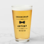 Vintager Individuelle Name Trauzeuge Glass Glas<br><div class="desc">Vintage Typografie und ein Bogen-Krawatte-Bild machen diese personalisierten Hochzeitsfeier-Glasscheiben zum perfekten Geschenk für jeden Bräutigam.</div>
