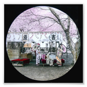 Vintager japanischer Geisha saß unter Kirschblüten Fotodruck