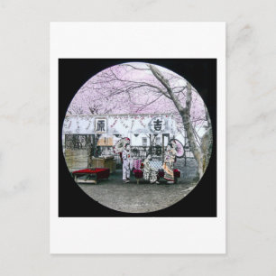Vintager japanischer Geisha saß unter Kirschblüten Postkarte