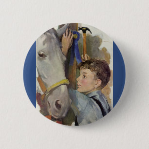 Vintager Junge mit seinem blauen Ribbon-Siegespfer Button