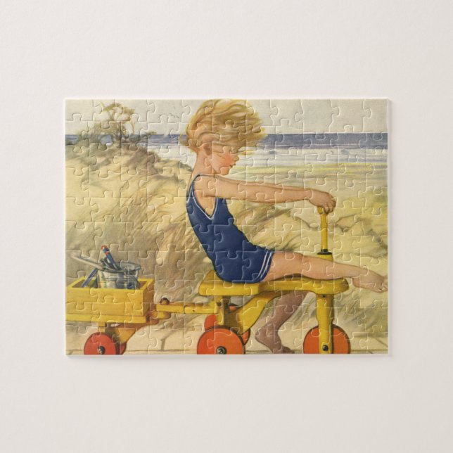 Vintager Junge spielt am Strand mit Sandspielzeug Puzzle (Horizontal)