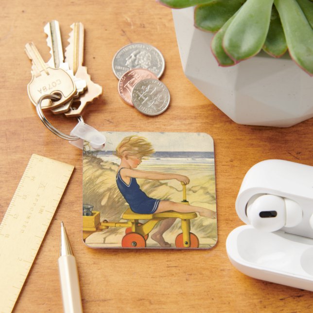 Vintager Junge spielt am Strand mit Sandspielzeug Schlüsselanhänger (Schreibtisch)