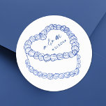 Vintager Kuchenblauer Whimsikale Hochzeit Runder Aufkleber<br><div class="desc">Personalisierte Vintage Kuchen Hochzeitmonogramm Stickers. Diese individuell gefertigten runden Hochzeitsaufkleber verfügen über eine einfache Vintage Kuchenabbildung in der Mitte, die mit eleganten blauen Details besticht und mit den Monogramm-Initialen des Paares und dem Hochzeitstermin für eine zeitlose und raffinierte Touch überragt ist. Das minimalistische Design präsentiert eine Mischung aus klassischen Serifen...</div>