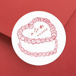 Vintager Kuchenroter Pfannkuchen Runder Aufkleber<br><div class="desc">Personalisierte Vintage Kuchen Hochzeitmonogramm Stickers. Diese individuell gefertigten runden Hochzeitsaufkleber sind mit einer einfachen Vintagen Kuchenabbildungen in der Mitte versehen, die mit den Monogramm-Initialen des Paares und dem Hochzeitstermin für eine zeitlose und elegante Touch ergänzt werden. Das minimalistische Design verwendet eine Mischung aus klassischen Serifen und handgeschriebenen Skript-Schriftart, behalte das...</div>