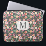 Vintager ⎥ laptopschutzhülle<br><div class="desc">Weich grauer Hintergrund mit Vintagem,  nahtlosem Blumenmuster in sanften Federtönen,  Pfirsich und Lila mit kundenspezifischem Monogramm in Serif-Schriftart</div>