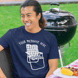 Vintager Lawn-Chair Custom Message Summer Graphic T-Shirt<br><div class="desc">Fügen Sie ein lustiges Sprichwort, ein Party oder einen speziellen Event-Namen oder Ihren Firmennamen hinzu, um benutzerdefinierte, personalisierte grafische T-Shirts zu erstellen. Dieser T - Shirt zeigt eine Abbildung eines alten Schulrasenstuhls in Weiß. Oberhalb des Vintagen Klappstuhls erscheint Ihre Botschaft in einem kurvenförmigen Stil in einem klar lesbaren Schriftart. Die...</div>