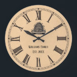 Vintager Look römische Numeral Beehive | Familienn Große Wanduhr<br><div class="desc">Modernes,  Vintages Design mit Skep-Bienenstock und römischen Ziffern. Personalisieren Sie mit Ihrem Familiennamen und bestimmen Sie das Datum. Das Hotel ist sehr schön eingerichtet und hat eine Hütte oder einen Bauernhof. Ideal für Imker oder diese Liebe Honigbienen.</div>
