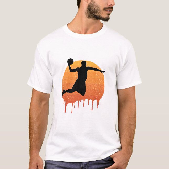 Vintager Mann springt mit Basketball T-Shirt (Vorderseite)