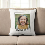 Vintager Meilenstein Geburtstag Foto Keepake Kissen<br><div class="desc">Dieses Vintage Meilenstein Geburtstag Foto Keepsake Kopfkissen ist ein gemütliches, herzliches Geschenk, um ein besonderes Jahr zu ehren. Mit einem geliebten Foto, Alter und Namen bringt es jedem Fest ein Gefühl von Wärme und Nostalgie. Der klassische Stil und die weichen Materialien schaffen einen sinnvollen Akzent für Wohngestaltung- oder Party-Displays und...</div>