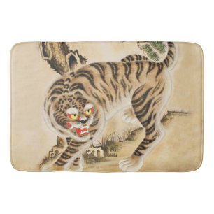 Vintager Minhwa Tiger unter Kiefernwald Badematte