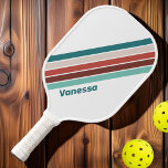 Vintager Minze Regenbogen Streifen mit Namen Pickleball Schläger<br><div class="desc">Das Vintage Mint Rainbow Striping mit Name Pickleball Paddle verleiht dem Hof mit seinen Minztönen und dem lebhaften Regenbogendesign eine spielerische Atmosphäre. Dieses Paddel ist ideal für Spieler, die gewollt haben, eine Touch bunten Retro-Flair zu ihrem Spiel hinzuzufügen, während sie ihre Individualität zeigen. Mit der Möglichkeit, es mit Ihrem Namen...</div>