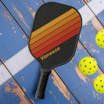 Vintager Mitternachtsuntergang Streifen mit Namen Pickleball Schläger<br><div class="desc">Treten Sie mit unserem Vintagen Mitternachtssonne gestreift mit Name Pickleball Paddle auf den Hof mit Stil und Flair. Dieses Paddel besticht durch zeitlose Eleganz mit seinem klassischen gestreiften Design in einer bezaubernden Farbpalette für Mitternachtssonne. Personalisieren Sie es mit Ihrem Namen für diese zusätzliche Touch der Individualität. Egal, ob Sie ein...</div>