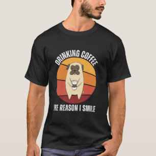 Vintager Niedlicher Mops trinkt Kaffee Der Grund, T-Shirt