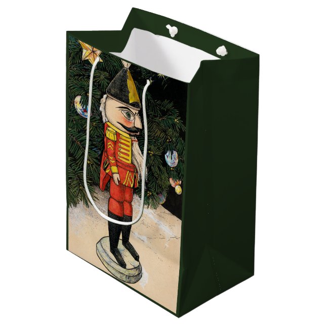 Vintager Nutcracker unter Weihnachtsbaum Mittlere Geschenktüte (Vorderseite Schrägansicht)