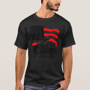 Vintager patriotischer Traktor unter amerikanische T-Shirt