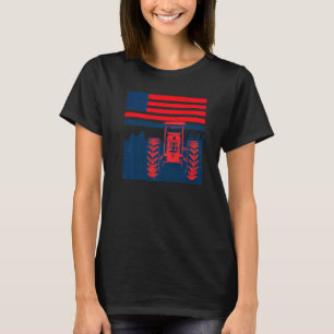 Vintager patriotischer Traktor unter amerikanische T-Shirt