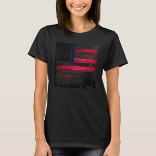 Vintager patriotischer Traktor unter amerikanische T-Shirt