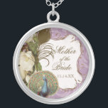 Vintager Pfau u. Radierungs-Mutter der Braut Versilberte Kette<br><div class="desc">Dieser elegante Vintage Pfau-, Damast- und Radierungsentwurf wird auf einer breiten Strecke der Hochzeitsprodukte einschließlich Einladungen gekennzeichnet. Diese Sterlingsilber-Andenkenhalskette ist für ein Brautpartygeschenk für die Braut, für die Geschenke der Brautjungfern des Schmucks perfekt, für die Hochzeit zu tragen. Sie können den Braut- und Bräutigamnamen durch eine Mitteilung Ihrer Wahl oder...</div>