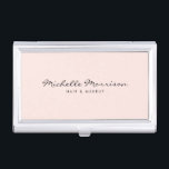 Vintager Pink Makeup und Beauty Card Fall Visitenkarten Dose<br><div class="desc">Koordiniert bis 12.01 Uhr mit dem Vintagen Muster der Pink Makeup and Beauty Business Card. Ihr Name ist elegant in einem kursiven Schriftart für ein klassisches,  Vintages Gefühl auf diesem personalisierten Visitenkartengehäuse. Eine tolle Geschenkidee für Makeup-Künstler,  Stylist,  Salonbesitzer,  Nagelkünstler und vieles mehr. © 1201AM CREATIVE</div>
