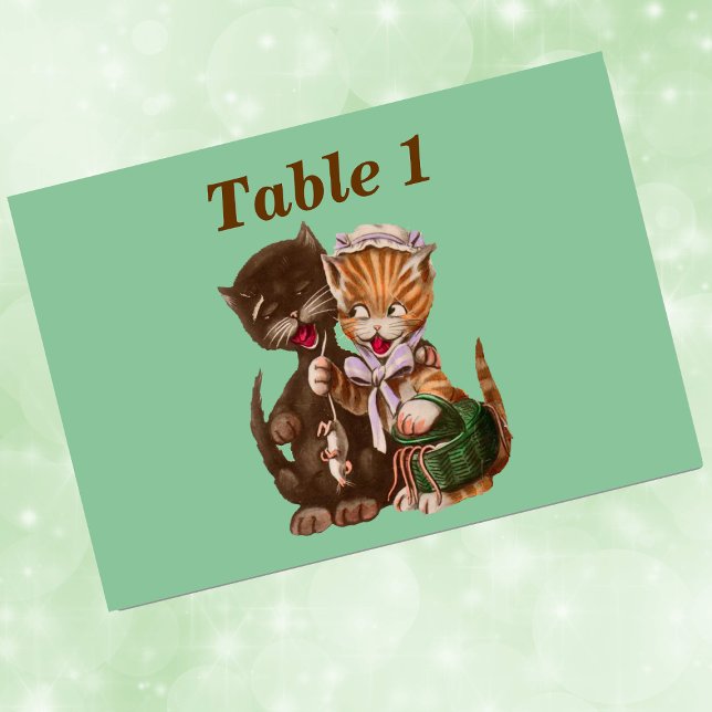 Vintager Ratten-Körbchen Tischnummer (Cute cat couple sharing rats from wood basket on mint green event table number card.)
