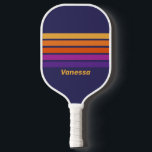 Vintager Regenbogen über den Streifen mit Namen Pickleball Schläger<br><div class="desc">Vintager Traubenregenbogen Across Striping mit Name Pickleball Paddle strahlt spielerische Energie und lebendigen Charme aus und verbindet reiche lila Töne mit einem Spektrum lebendiger Farben, die Bewegung und Rhythmus nahe legen. Sein dynamisches Design bringt Persönlichkeit und Flair in jede Kundgebung und verwandelt jedes Spiel in einen spirituellen Ausdruck der Individualität....</div>