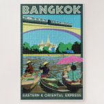Vintager Reise-Druck Bangkoks, Thailand Puzzle<br><div class="desc">Dieses Vintage Reiseplakat,  das Tourismus nach Bangkok Thailand fördert,  ist digital geüberholt worden,  um die ursprünglichen Farben herauszubringen,  sogar besser,  und so viele Unvollkommenheiten möglich regelt. Traditioneller sich hin- und herbewegender Markt Bangkoks   Buddhismus-Tempel   Moderner MRT-Entwurf.</div>