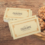 Vintager Retro-Ephemerahmen Visitenkarte<br><div class="desc">Lass deine Karten reflektieren deinen Charakter und deine Gesellschaft, indem du unsere rustikale Visitenkarte im Retro-Stil auswählst. Ob Sie ein Vintages Bekleidungsgeschäft, ein Kunsthandwerk, eine Bäckerei oder eine Weinbrauerei besitzen oder einfach nur das antike, schicke Aussehen dieses Designs mögen, Sie werden mit dem strukturierten Hintergrund, der Retrogrenze und der klassischen...</div>