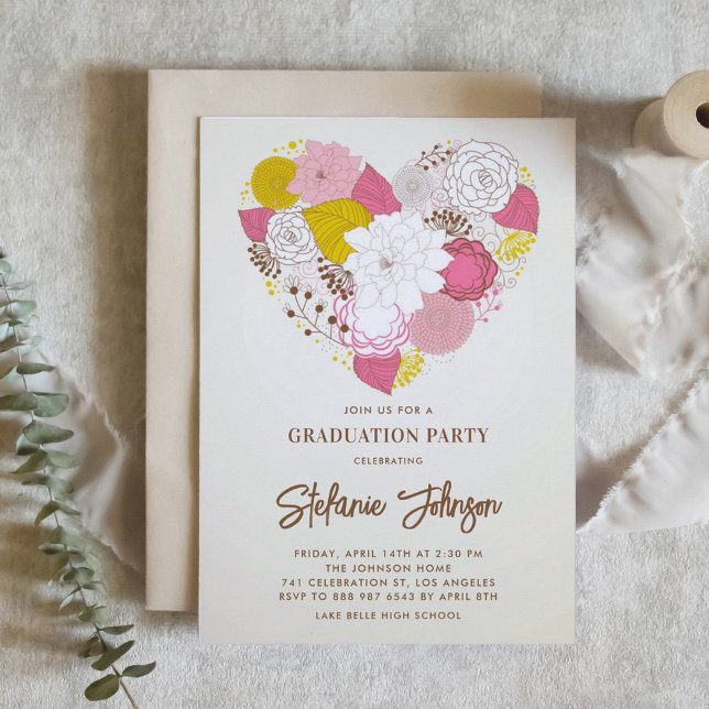 Vintager Rosa und Gelbblütenherz Abschluss Einladung (Customizable vintage graduation invitation featuring pink, yellow and white floral heart.)