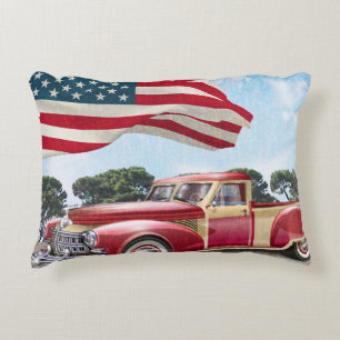 Vintager roter LKW mit amerikanischer Flagge. Dekokissen