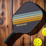 Vintager rückwärts gerichteter Regenbogen mit dem  Pickleball Schläger<br><div class="desc">Das Vintage Retrograde Rainbow Striping mit Name Pickleball Paddle bringt eine kühne, rückwärts inspiriert Drehung in Ihr Spiel mit seinen auffallenden Regenbogenstreifen und Vintagem Charme. Dieses Paddel eignet sich hervorragend für Spieler, die gewollt haben, dem Platz einen Farbtupfer und eine Persönlichkeit hinzuzufügen. Mit einer benutzerdefinierten Namensoption wird es zu einer...</div>