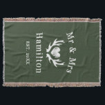 Vintager Rustikaler Hirsch antler mr und mrs Jäger Decke<br><div class="desc">Vintage rustikale Hirsche antler mehr und mrs Jäger grünen Werfer Decke. Niedliche Hochzeitsgeschenk Idee für frische Weds / Braut und Bräutigam / Ehemann und Ehefrau Ehepaar. Personalisierter Text und anpassbare Hintergrundfarbe. Verwitterte Liebe Herzsymbol mit grungy Typografie. Maßgeschneidertes Accessoire für die Wohngestaltung mit romantischem Jagdmotiv. Der Abstand und die Größe der...</div>
