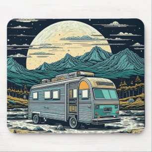 Vintager RV in den Bergen mit Vollmond Mousepad