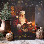 Vintager Santa Reading<br><div class="desc">Mit dieser bezaubernden Weihnachtskarte mit einem Vintagen Weihnachtsmann, der ein Buch und den klassischen Text "Frohe Weihnachten" liest, können Sie Ihnen herzliche Urlaubswünsche schicken. Diese Karte ist perfekt, um nostalgischen Urlaubssinn zu teilen. Sie erweckt den gemütlichen Zauber der Weihnachtszeit. Der Rücken ist anpassbar, sodass Sie Ihre eigene herzliche Nachricht oder...</div>