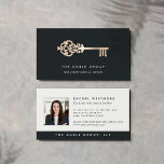 Vintager Schlüssel | Gold | Foto Real Anwesen Visitenkarte<br><div class="desc">Elegante Visitenkarten für echte Anwesen-Agent oder -Händler bieten eine Vintage Skeletttastatuierung in Imitaten mit Goldfolie mit Ihrem Namen oder Firmennamen. Fügen Sie Ihre Kontaktdaten auf der Rückseite in schwarz,  weich,  auf weißem Hintergrund,  zusammen mit einem Foto hinzu.</div>