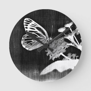 Vintager Schmetterling auf Blume - Schwarz und Wei Runde Wanduhr