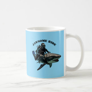 Vintager SCUBA Diving Diver Reiten eines Big Shark Kaffeetasse