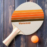 Vintager Sonnenaufgang um Mitternacht gestreift mi Tischtennis Schläger<br><div class="desc">Treten Sie ein in eine Welt der Retro-Eleganz mit unserem Vintagen Mitternachtssonne gestreiftem Ping Pong Paddle. Das faszinierende gestreifte Design erinnert an einen Sonnenaufgang, der durch die Dunkelheit von Mitternacht durchbricht. Dieses Paddel strahlt zeitlosen Charme und Eleganz aus. Personalisieren Sie es mit Ihrem Namen, um eine Aussage auf dem Tischtennistisch...</div>