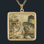 Vintager Spaß, Viktorianische Bräutigatzen in Henn Vergoldete Kette<br><div class="desc">Vintage Illustration lustiges Spaß-Bild mit Viktorianischen Tabbattkatzen mit Hüten. Eine Liebe und Romantik Haustier Hochzeitsdesign mit einer Katzenbraut und Bräutigam. Die Braut trägt einen eleganten Blumenhut und die Bräutigatze trägt einen extravaganten formalen Oberhut.</div>