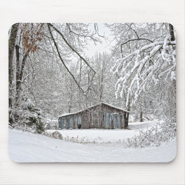 Vintager Stall im Fresh Snow - Rural Tennessee Mousepad (Vorne)